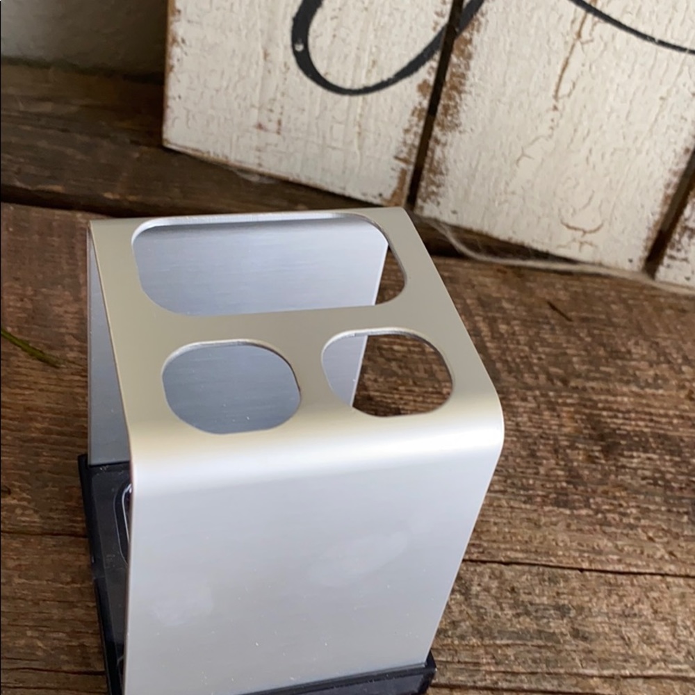 Aluminum toothbrush holder